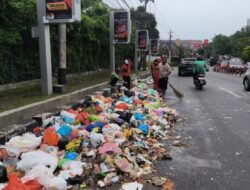 Respon Laporan Masyarakat, DLH Kota Semarang Minta Maaf dan Sigap Bersihkan Tumpahan Sampah